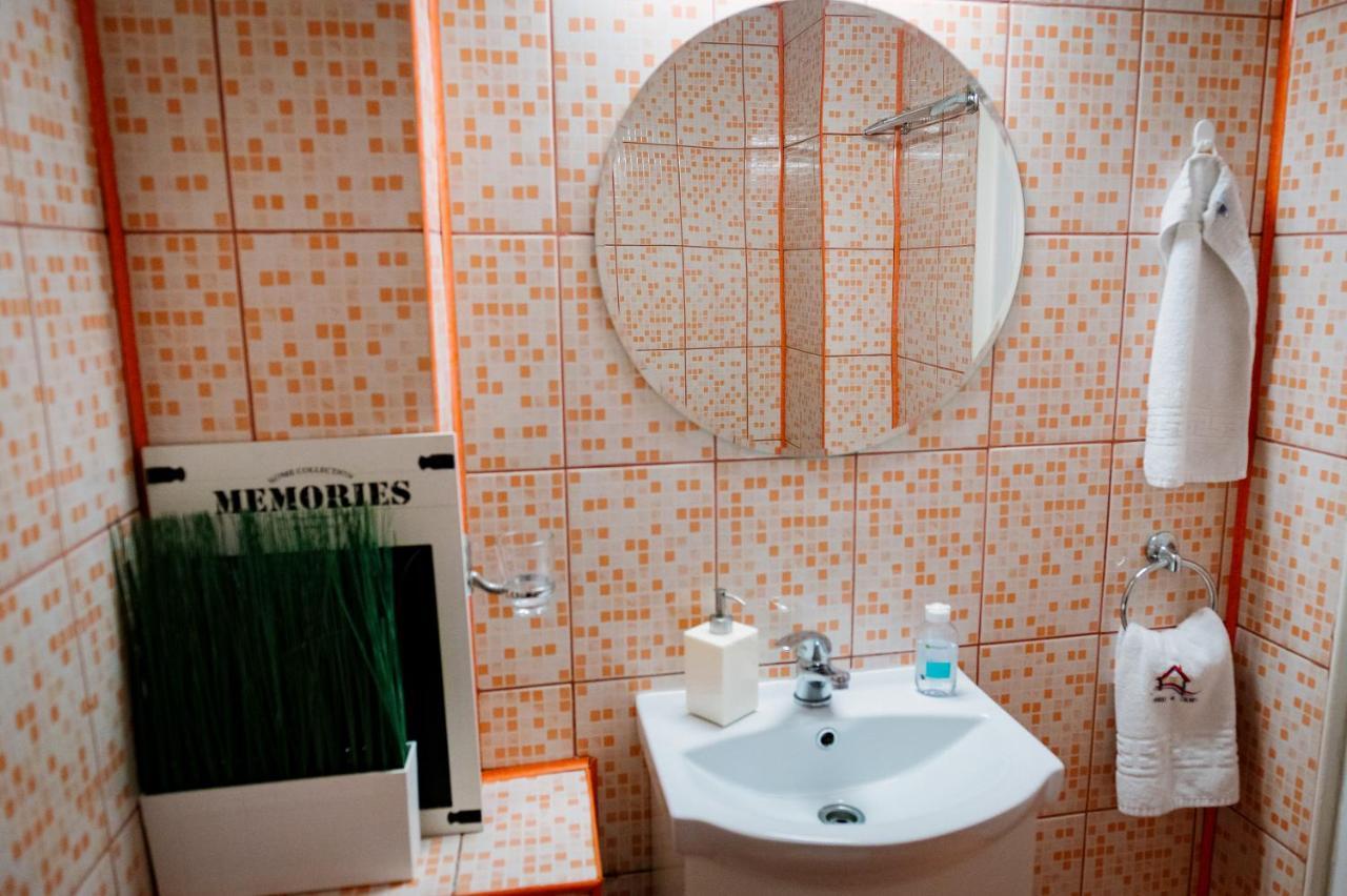 House Of Colors Apartment Petroşani Екстериор снимка
