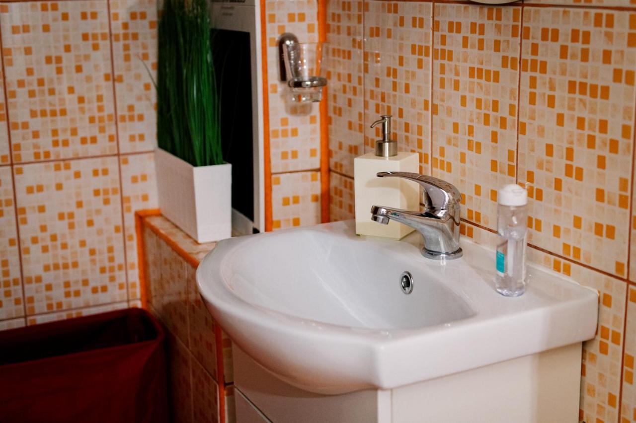 House Of Colors Apartment Petroşani Екстериор снимка